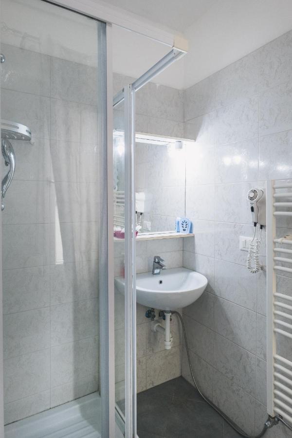 Bulldog Station With Private Wc, Ac, Tv *