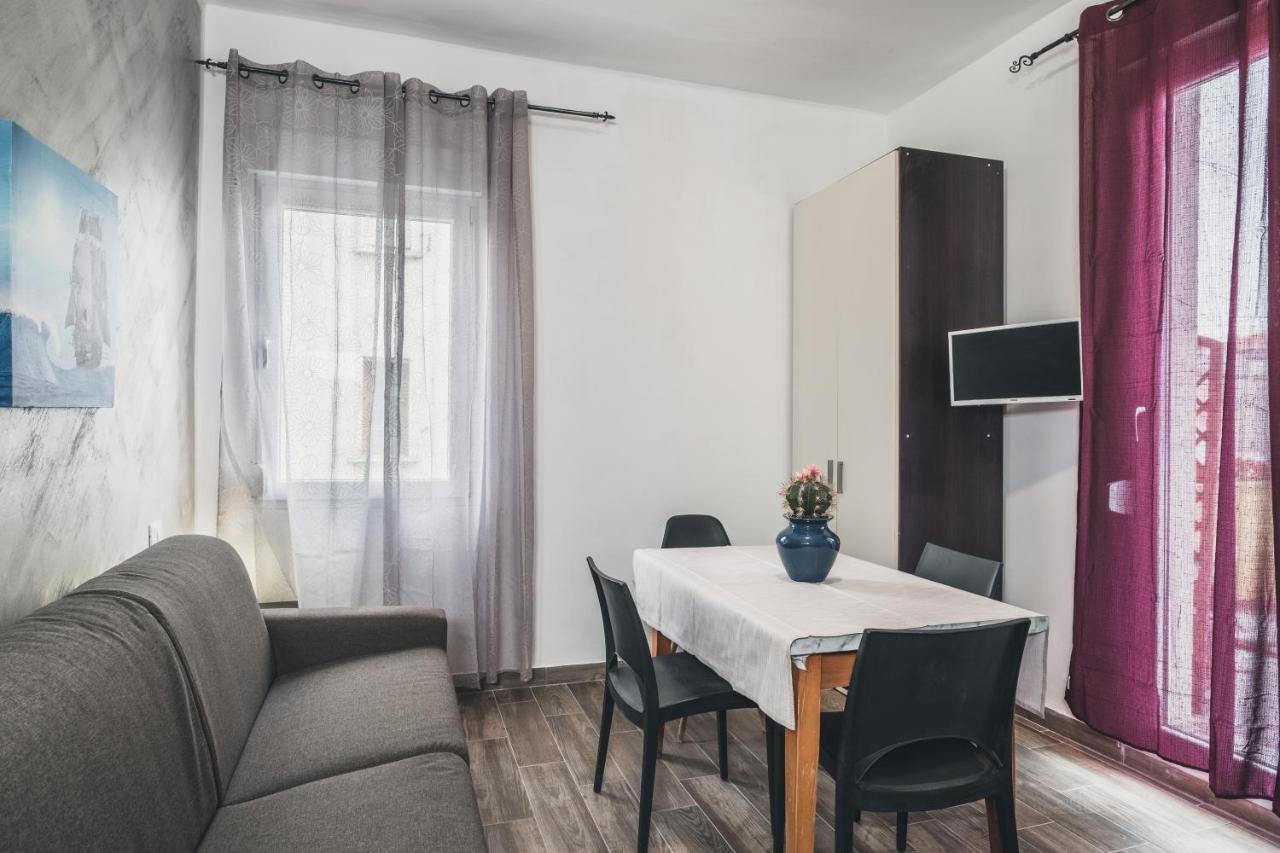 Bulldog Station With Private Wc, Ac, Tv Bed and breakfast